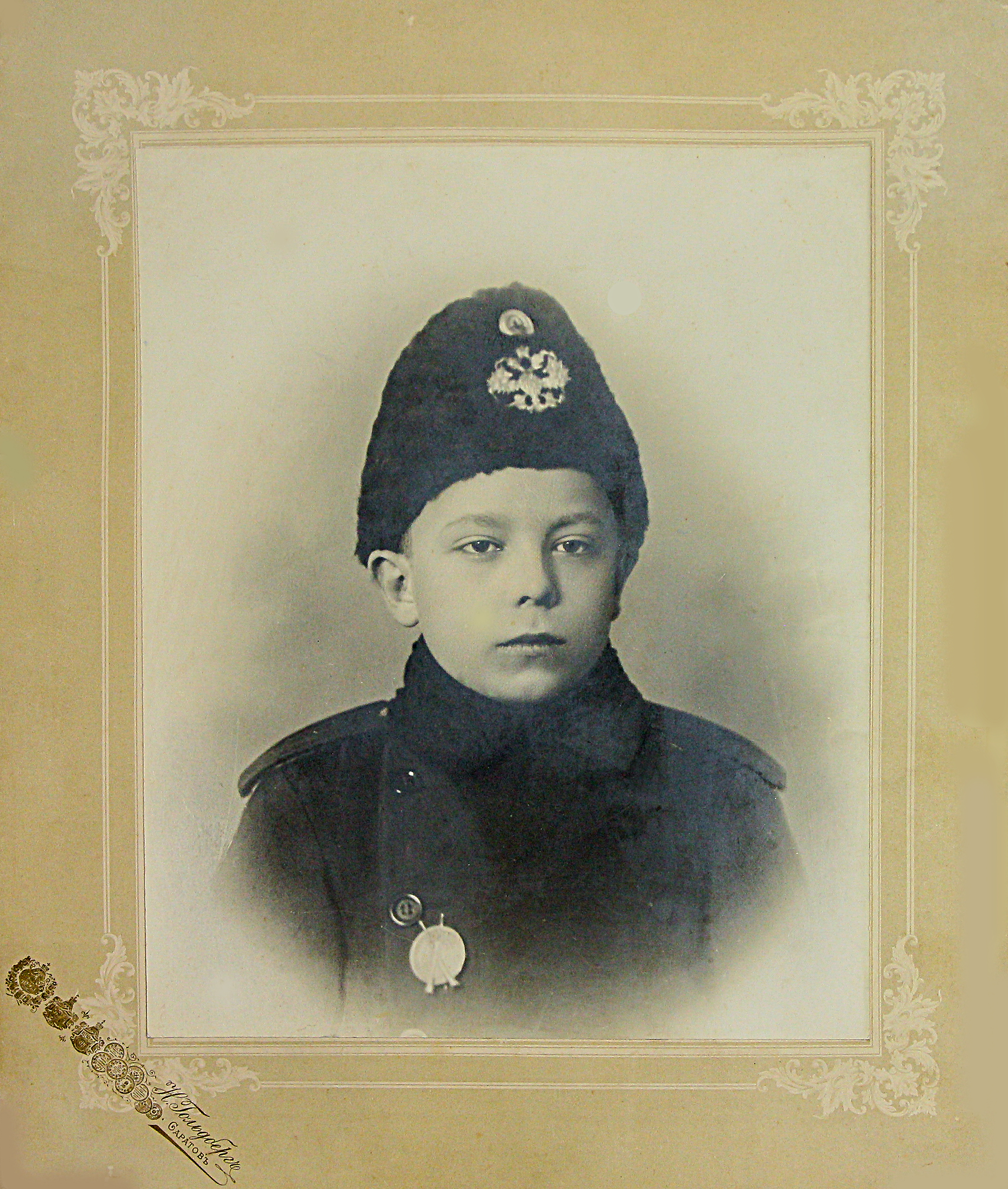 Фотопортрет мальчика н. XX века. г. Саратов. Фотосалон Н.Б. Гольдберга.